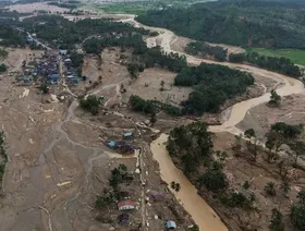 إندونيسيا.. السيول تودي بحياة 14 وتواصل البحث عن مفقودين