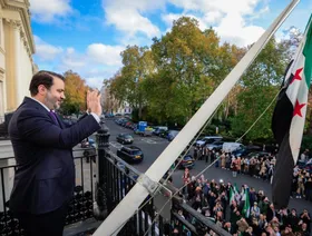 الشيباني يرفع العلم السوري فوق سفارة دمشق في لندن بعد إغلاقها 14 عاماً