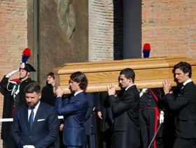 نجوم الموضة والسينما يودعون فالنتينو "إمبراطور" الأزياء الراقية