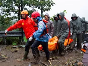 فيضانات إندونيسيا.. 61 وفاة و10 مفقودين وقطع الطرق وإجلاء 8 آلاف