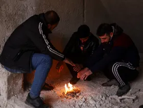 "الشرق" في شتاء سوريا.. أزمة مواد التدفئة تفاقم تحديات البرد والفقر والغلاء