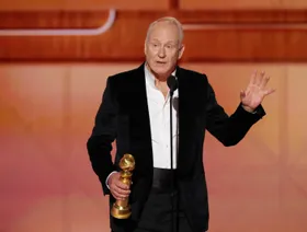 ستيلان سكارسجارد يفوز بجولدن جلوب أفضل ممثل مساعد عن Sentimental Value