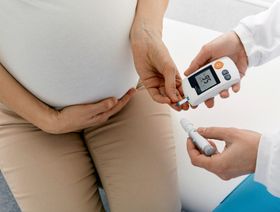 تدلي الأمعاء لدى النساء بعد الولادة.. الأسباب وطرق الوقاية