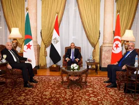 في اجتماع بالقاهرة.. مصر والجزائر وتونس تدعو إلى الإسراع بحل الأزمة الليبية وإنهاء الانقسام