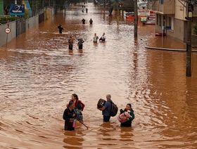 "خسروا كل شيء".. البرازيل تسابق الزمن لإغاثة منكوبي الفيضانات