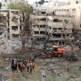 إيران: أطلقنا صواريخ "أكثر تدميراً".. وإسرائيل: عشرات المصابين ودمار واسع