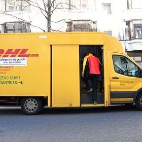 DHL تعلن تعليق أي شحنات تزيد عن 800 دولار للمستهلكين الأميركيين