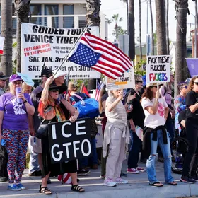 تزامناً مع مرور عام على ولايته.. الآلاف يتظاهرون احتجاجاً على سياسات ترمب ضد المهاجرين