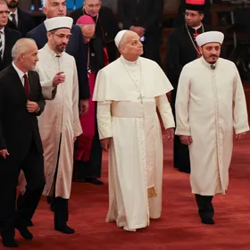 بابا الفاتيكان يزور مسجد السلطان أحمد في إسطنبول.. وغياب لافت عن آيا صوفيا