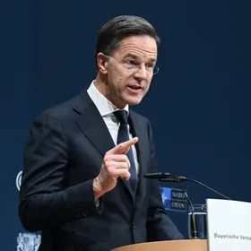 أمين عام الناتو يرفض دعوات انفصال الدفاع الأوروبي عن الولايات المتحدة