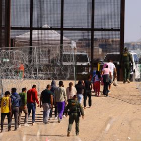 إدارة ترمب تدرس تعليق الحق الدستوري في "المثول أمام القضاء"