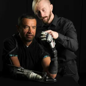 باحثون يطورون طرفاً اصطناعياً بقدرات ذكية تحاكي التفكير البشري