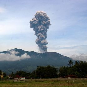 ثوران بركان في إندونيسيا.. وتحذيرات من فيضانات وحمم باردة