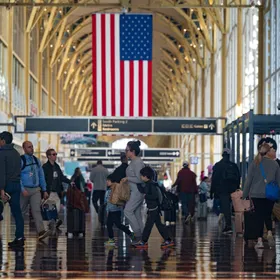 أميركا تخطط لمطالبة المسافرين بالكشف عن تاريخهم بمواقع التواصل الاجتماعي
