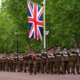 لمواجهة تهديد روسي محتمل.. بريطانيا تطلق برنامجاً لتدريب الشباب على الحياة العسكرية
