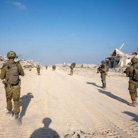 صورة نشرها الجيش الإسرائيلي لجنوده خلال عمليات عسكرية في خان يونس بقطاع غزة. 7 أغسطس 2025 
