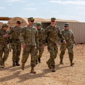 الجيش الأميركي يعلن بدء نقل معتقلي "داعش" من سجون شمال شرق سوريا إلى العراق