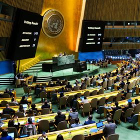 الأمم المتحدة توصي بمنح فلسطين العضوية الكاملة.. ومندوب إسرائيل يمزق "ميثاق" المنظمة