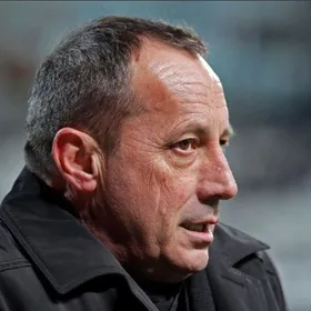 يشعل التوتر بالجزيرة الفرنسية.. اغتيال زعيم انفصالي سابق في كورسيكا بجنازة والدته