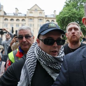 محاكمة مغني راب أيرلندي بسبب رفع راية حزب الله في لندن