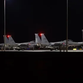 الجيش الأميركي يعلن بدء نقل معتقلي "داعش" من سجون شمال شرق سوريا إلى العراق