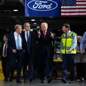 "اشتباك لفظي" بين ترمب وعامل.. والبيت الأبيض: الرئيس قدم رداً مناسباً