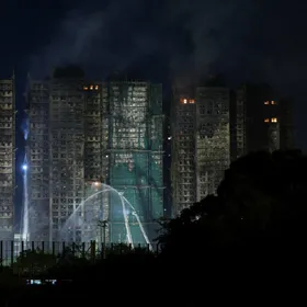 حريق أبراج هونج كونج.. ماذا نعرف؟