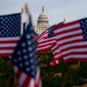 في عام التجديد النصفي.. انسحابات الجمهوريين تعزز آمال الديمقراطيين في "موجة زرقاء"