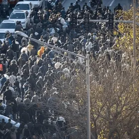 احتجاجات إيران تواصل الاتساع.. والسلطات تعلن سقوط عنصر أمني