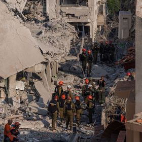 إيران تلوح بتوسيع الضربات على إسرائيل.. وتل أبيب تهدد بـ"حرق طهران"