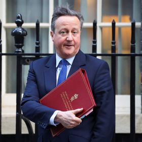 رئيس الوزراء الحقيقي؟ كاميرون يغير سياسة بريطانيا تجاه إسرائيل