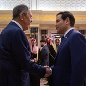 وزير الخارجية الأميركي ماركو روبيو يصافح نظيره الروسي سيرجي لافروف في الرياض. 18 فبراير 2025 - x/KSAMOFA