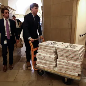 مع تصاعد تهديدات ترمب.. "مؤشر البيتزا" يسجل ارتفاعاً قياسياً في واشنطن