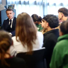 البرلمان الفرنسي يؤيد حظر وسائل التواصل الاجتماعي لمن دون 15 عاماً