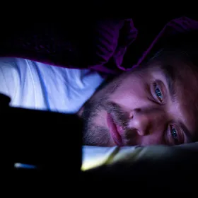 توقيت النوم.. كيف يهدد السهر المزمن صحة الدماغ؟