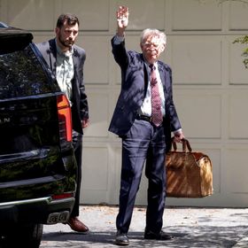 جون بولتون يعود لمنزله بعد مداهمة FBI.. وترمب يصفه بـ"غير الوطني"