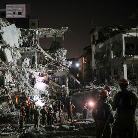 إيران تبدأ الرد على الهجوم الإسرائيلي بالصواريخ.. ودوي انفجارات في تل أبيب
