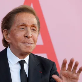 وفاة مصمم الأزياء الإيطالي فالنتينو عن 93 عاماً