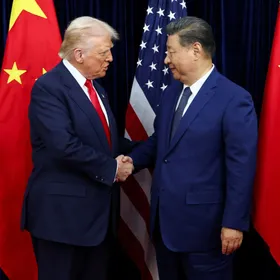 تفاصيل قمة الـ100 دقيقة بين ترمب وشي.. اتفاق على خفض الرسوم وإزالة قيود المعادن
