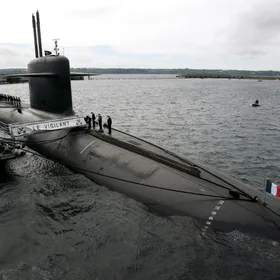 فرنسا تعلن اعتراض مسيرات مجهولة المصدر فوق قاعدة للغواصات النووية