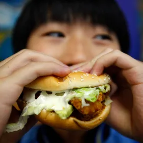 الأكل غير الصحي في الصغر يؤدي لأمراض القلب والسكري والرئة