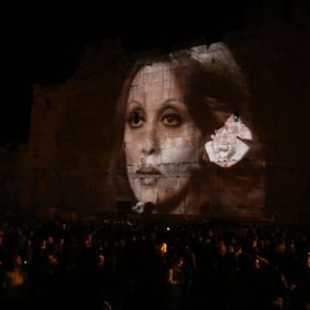 نظرة الوداع الأخيرة.. ظهور نادر لـفيروز في جنازة ابنها زياد الرحباني