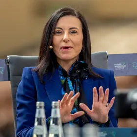 مصرية الأصل عملت في إدارة ترمب.. من هي دينا باول رئيسة "ميتا" الجديدة؟