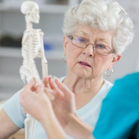 أطعمة وأعشاب تساعد على التئام العظام