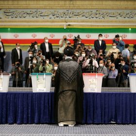"خلافة خامنئي" في إيران.. أوراق مبعثرة وأسئلة معقدة تطرحها وفاة رئيسي