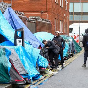 المهاجرون وطالبو اللجوء يفجرون الخلاف بين بريطانيا وإيرلندا