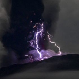 جبل إيبو في إندونيسيا يقذف رماداً بركانياً بارتفاع 4 كيلومترات