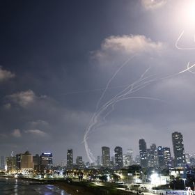 إيران تبدأ الرد على الهجوم الإسرائيلي بالصواريخ.. ودوي انفجارات في تل أبيب