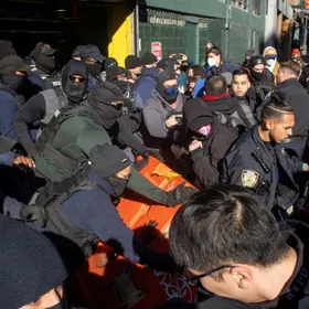 صدامات بين محتجين وعناصر إدارة الهجرة في نيويورك بعد تقارير عن حملة اعتقالات