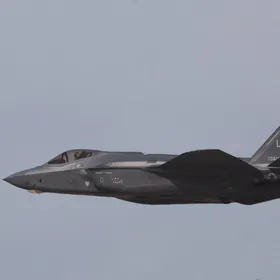 منافسة جوية بين مقاتلات شبحية.. F-35 الأميركية أمام Su-57E الروسية في معرض دبي للطيران